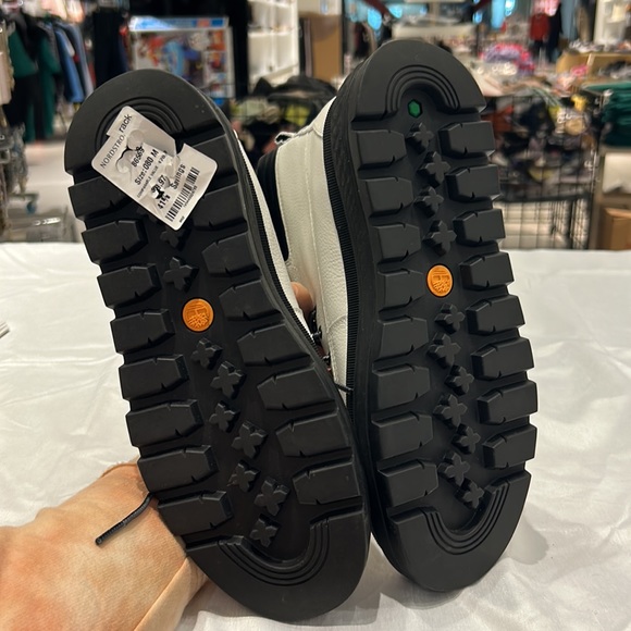 Timberland Boots - Picture 7 of 7